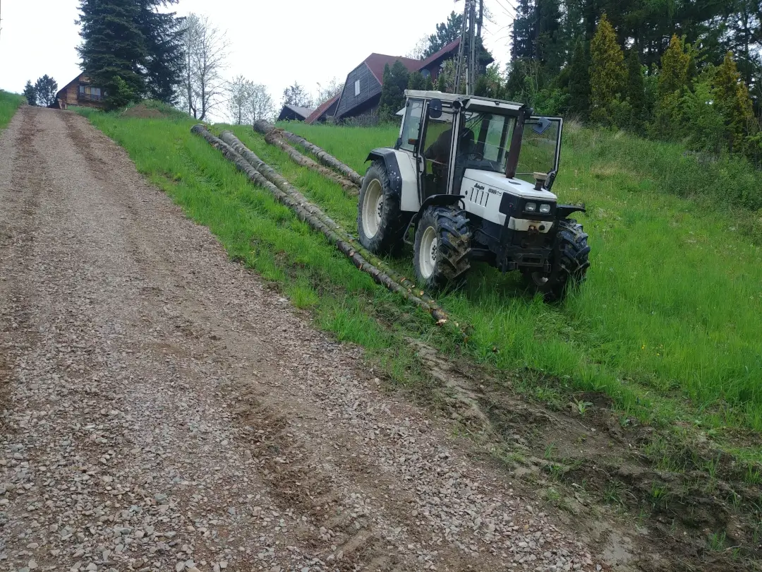 Ciągnik w czasie zrywki